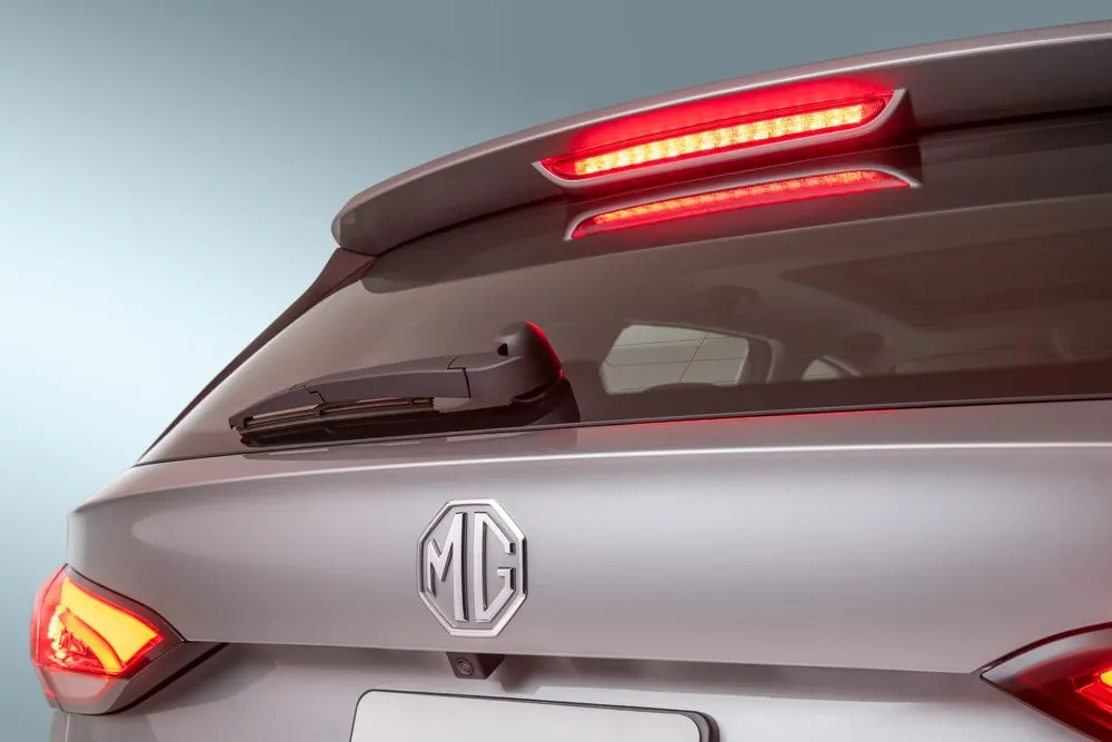 Autos — MG ZS, detalle de faro trasero y emblema