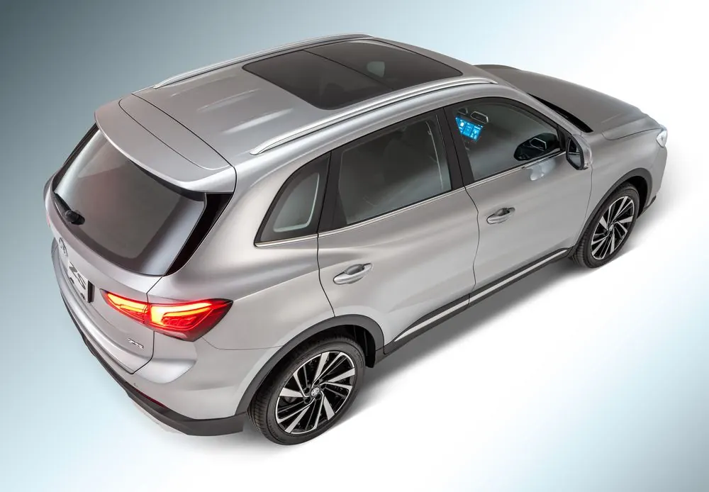 Autos — MG plata, vista trasera superior en fondo blanco