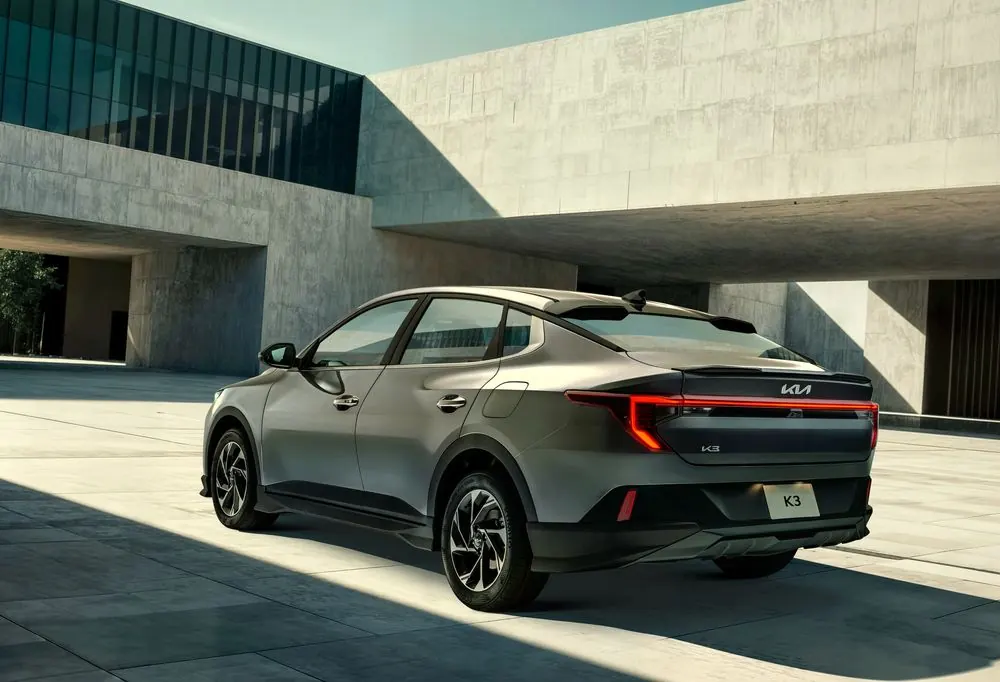 Autos — Kia K3, vista trasera en set arquitectónico
