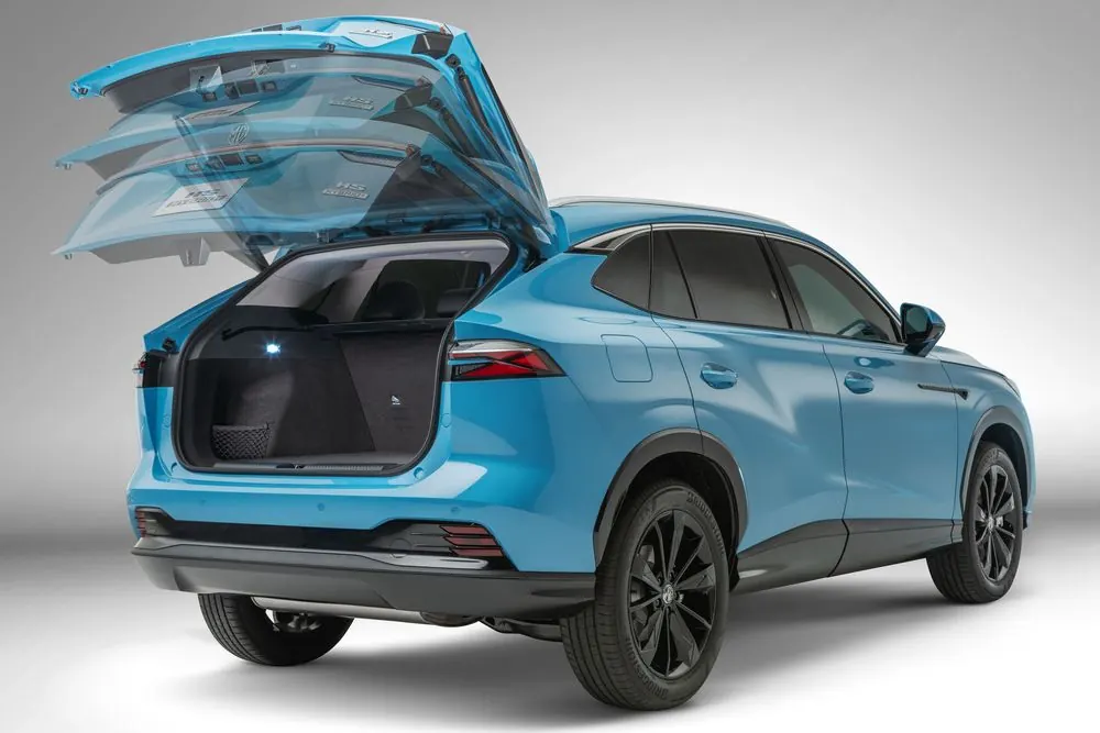 Autos — MG HS azul con cajuela abierta