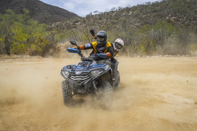 GS Motos — salto en terreno rocoso
