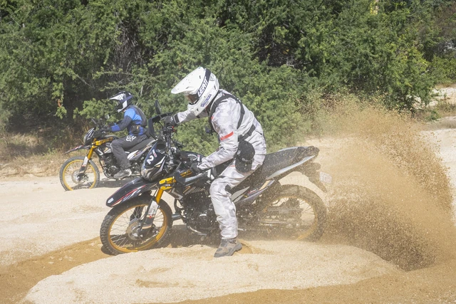 GS Motos — salto en terreno rocoso, otro ángulo