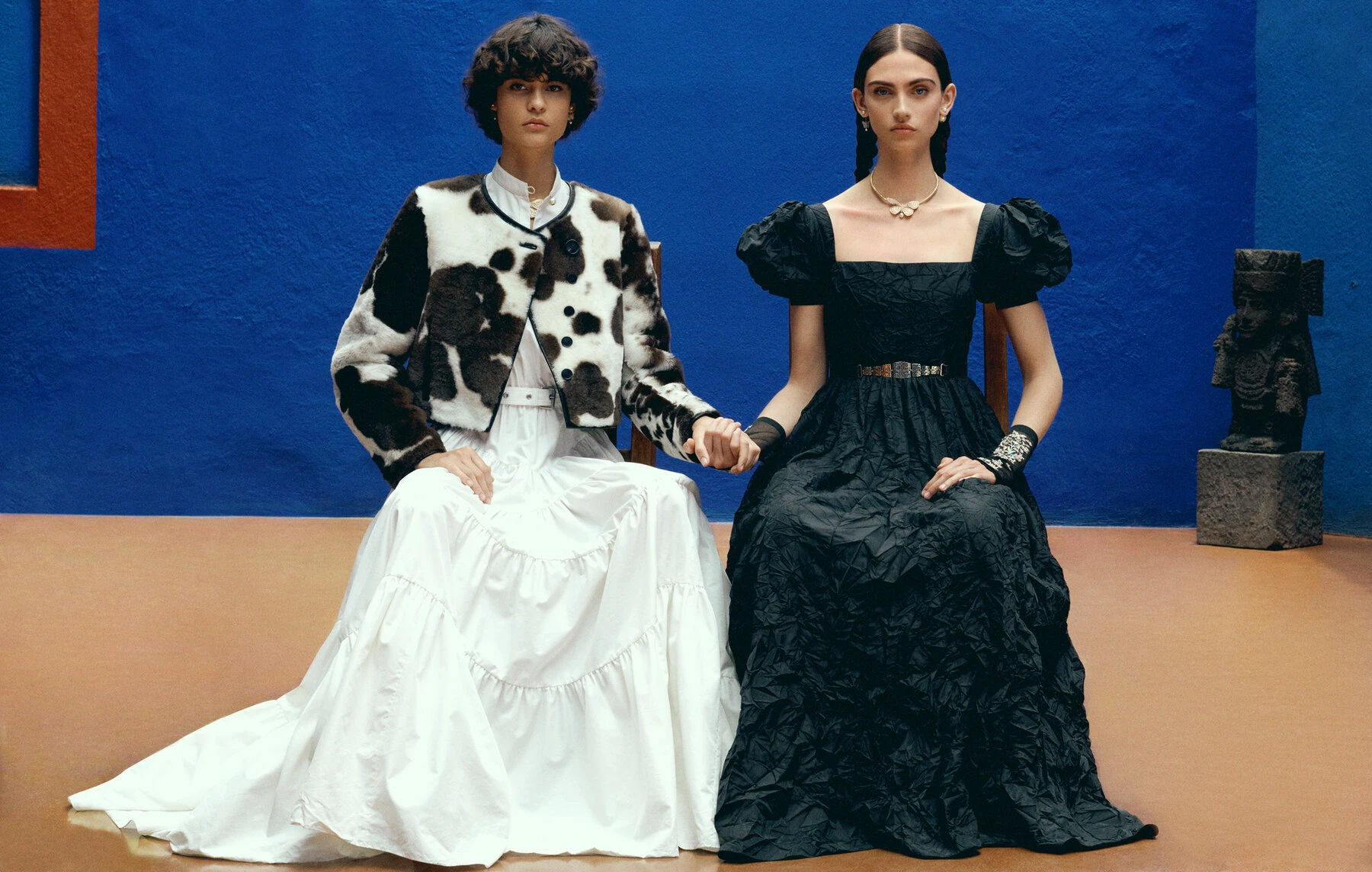 Editorial de moda en Casa Azul — dupla en look blanco y negro