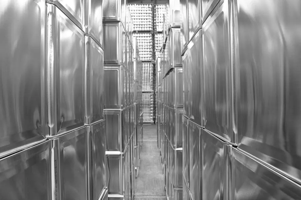 Industrial — pasillo de tanques en almacén