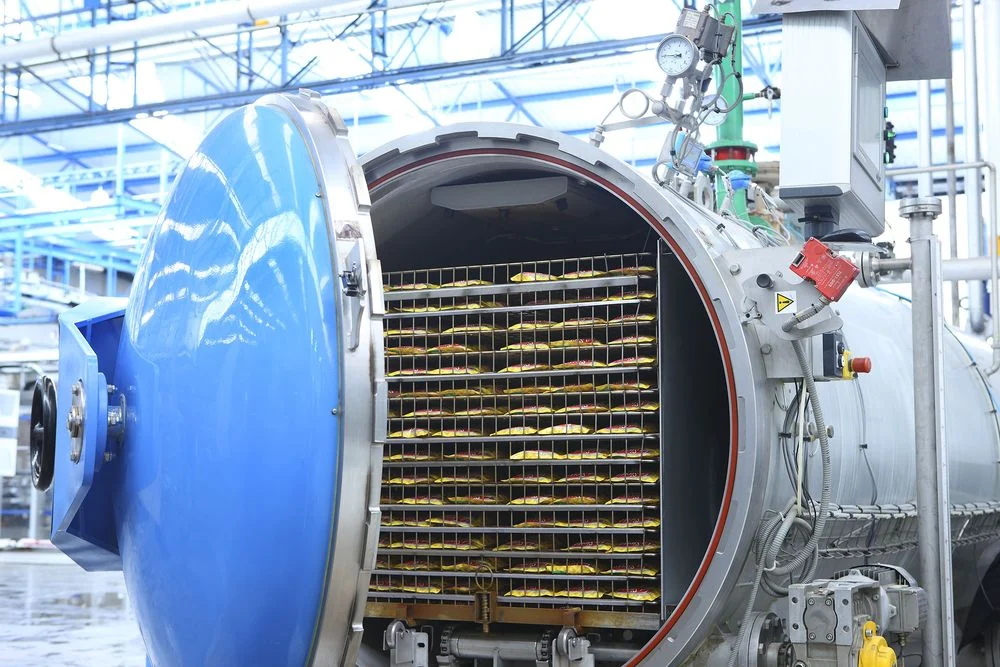 Industrial — autoclave con empaques alimenticios