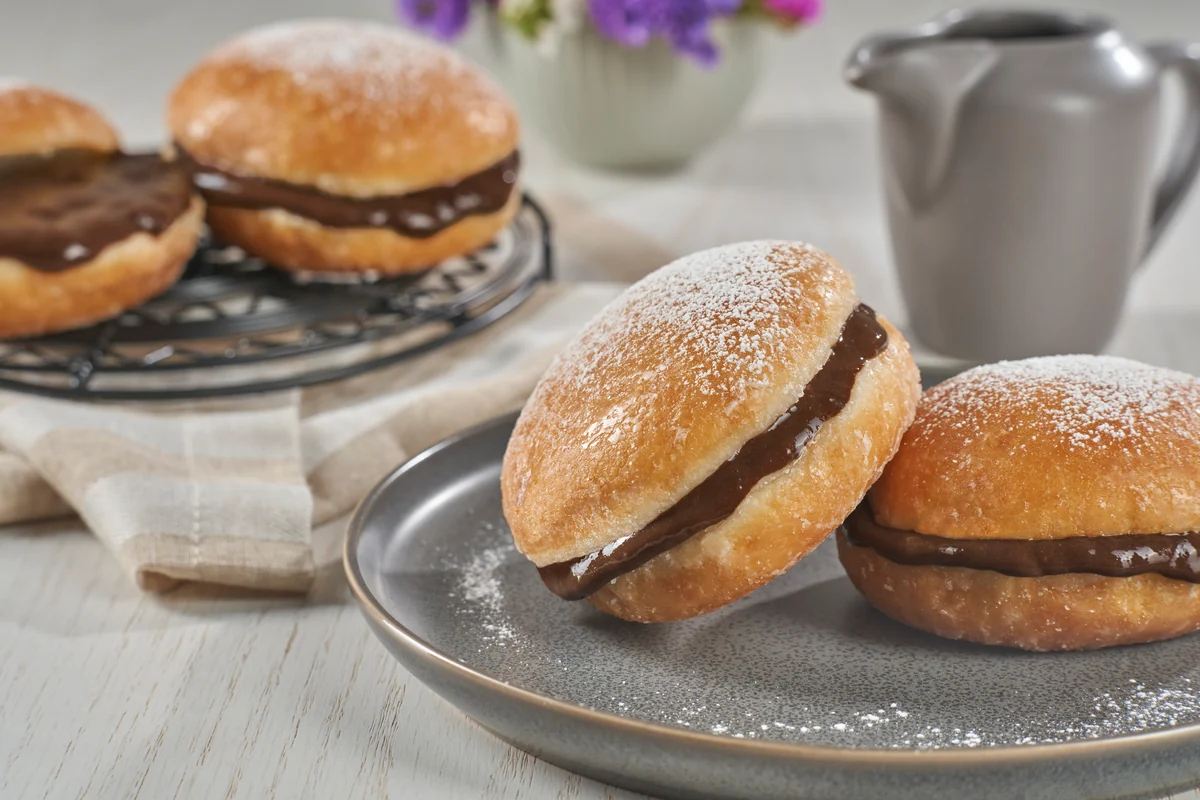Repostería — donas rellenas de chocolate
