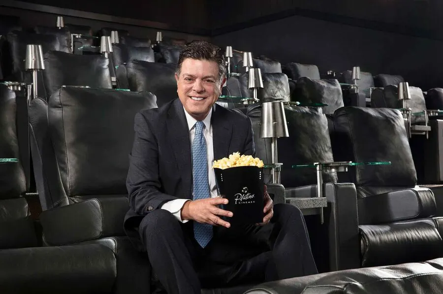 Retrato corporativo — directivo de Cinemex Platino con palomitas