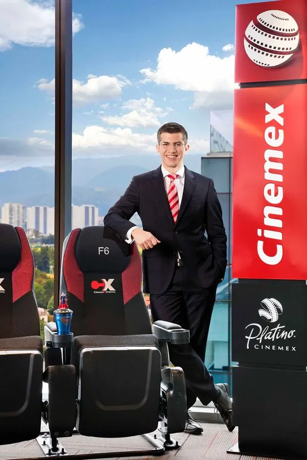 Retrato corporativo — directivo de Cinemex en sala CinemeXtremo