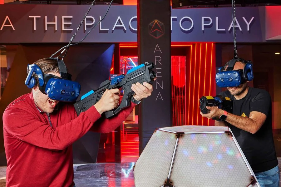 Retrato corporativo — jugadores en arena de realidad virtual