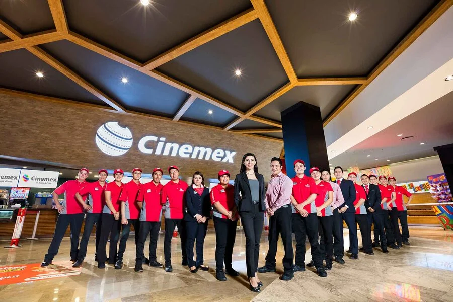 Retrato corporativo — equipo completo de sucursal Cinemex