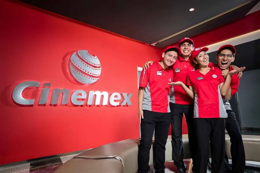 Retrato corporativo — equipo de Cinemex junto a logo de marca