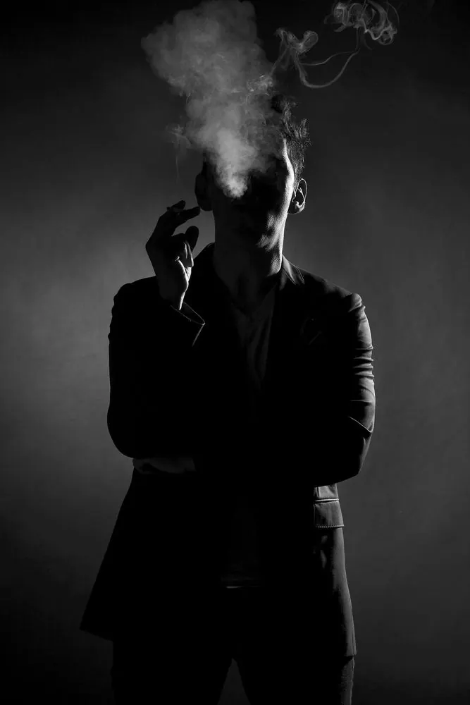 Retrato — silueta masculina a contraluz, blanco y negro