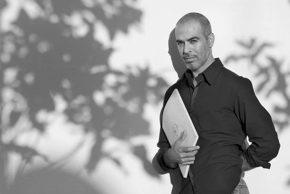 Retrato — hombre con libreta bajo el brazo, blanco y negro