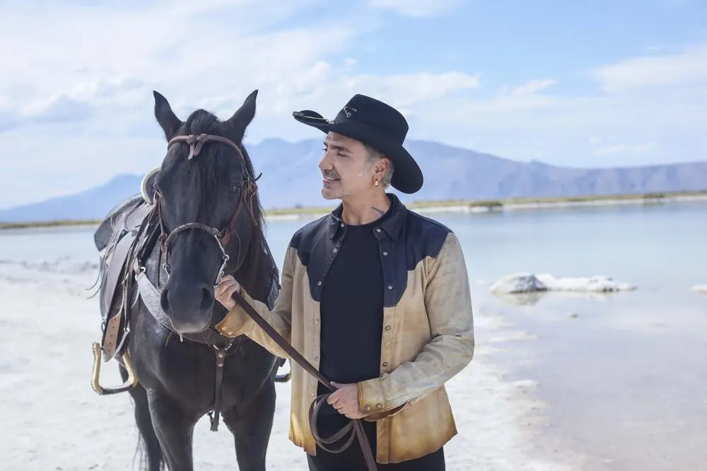 Retrato — hombre con sombrero vaquero junto a caballo