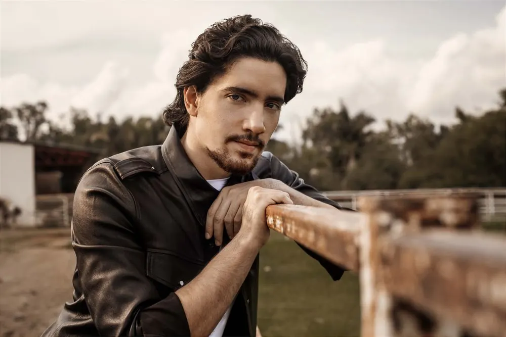 Retrato — hombre joven con chamarra de piel en rancho